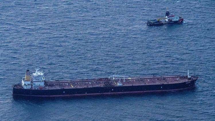 Nach einem Stromausfall trieb die "Eventin" manövrierunfähig auf der Ostsee. Der Tanker hat 99.000 Tonnen Öl an Bord.