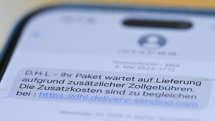 Ein DHL-Sprecher betont, dass der Konzern bei normalen Paketen nie per SMS nach persönlichen Daten frage oder Geld einfordere.
