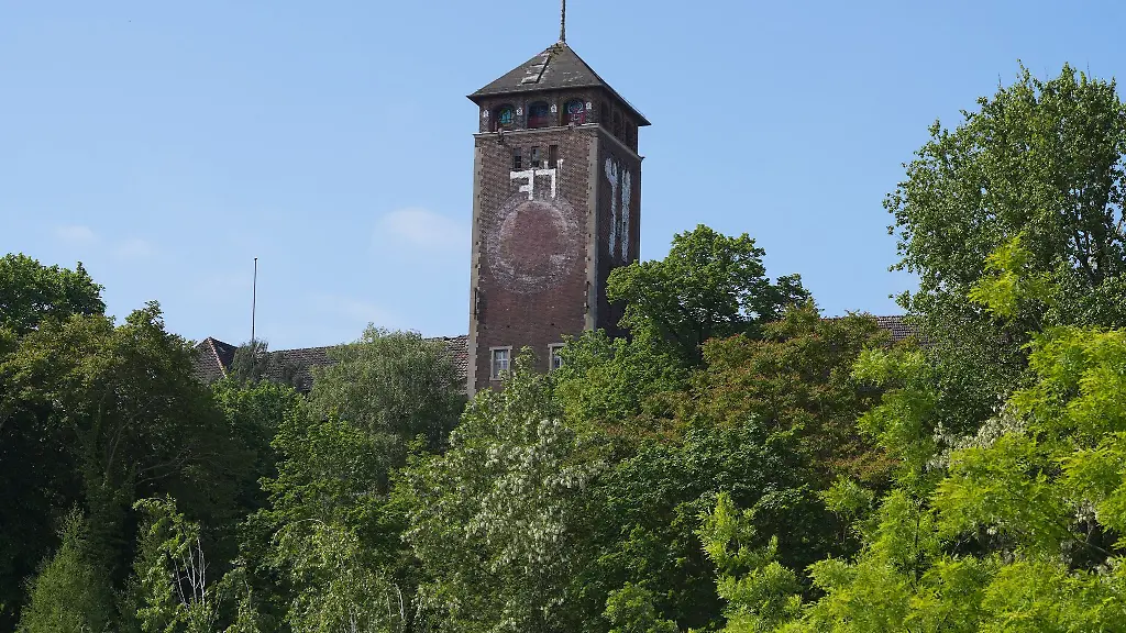 Der-Turm-des-Gebaeudes-auf-dem-Potsdamer-Brauhausberg
