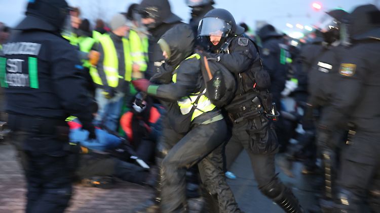 Polizisten greifen am Rande einer Demonstration gegen den Bundesparteitag der AfD hart durch.