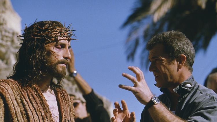 Gibson vor über zwanzig Jahren mit Hauptdarsteller Jim Caviezel am Set von "Die Passion Christi".