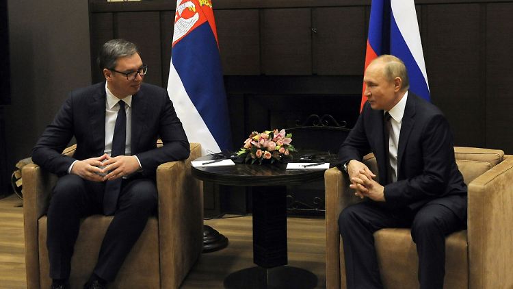 Serbien unterhält trotz Ukraine-Krieg enge Beziehungen zu Moskau. Zuletzt traf sich der serbische Präsident Aleksandar Vucic offiziell mit seinem Amtskollegen Putin 2021 in Sotschi. 