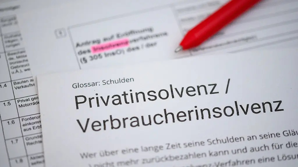 Ein-Kugelschreiber-liegt-auf-einem-Antrag-zur-Eroeffnung-eines-Insolvenzverfahrens