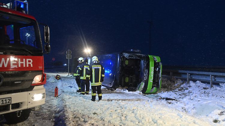 Der Flixbus aus Richtung Berlin kommt auf der A11 am Rastplatz Randowbruch-Süd aus ungeklärter Ursache von der Fahrbahn ab und auf der Seite zum Liegen.