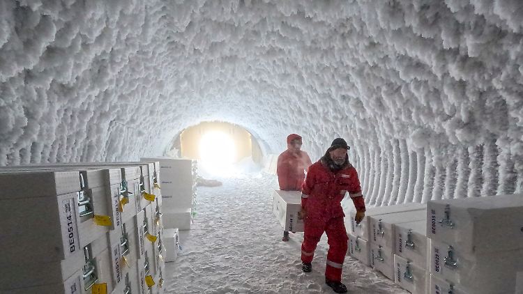 Das Uralt-Eis wird nun zur Untersuchung nach Bremerhaven gebracht.