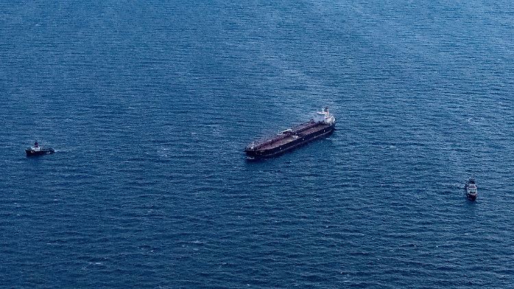 Blick auf die "Eventin". Auch ein anderer Tanker hatte vor Rügen Probleme. 