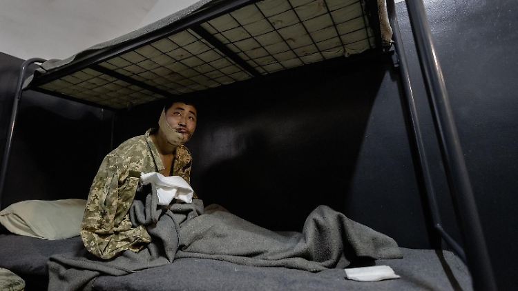 Selenskyj veröffentlichte in Onlinemedien Fotos von zwei verletzten Männern, bei denen es sich um die beiden gefangen genommenen Nordkoreaner handeln soll.