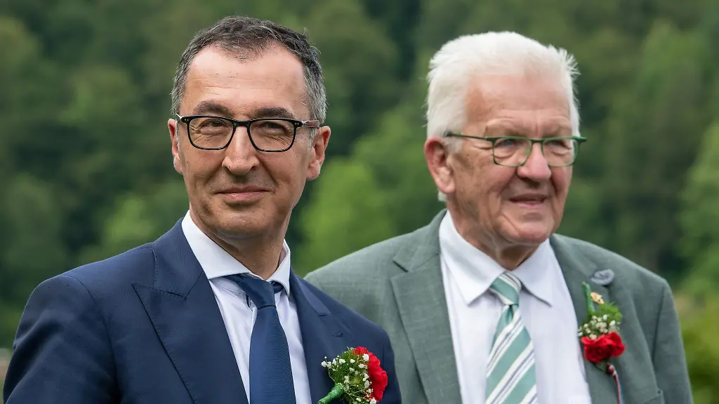 Cem-Oezdemir-l-steht-neben-Winfried-Kretschmann-beim-Uracher-Schaeferlauf