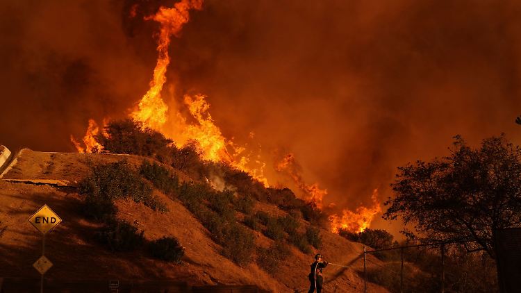 Der US-Wetterdienst sagte bis einschließlich Mittwoch wieder stärkere Winde voraus und warnte vor "extremer" Feuergefahr. 
