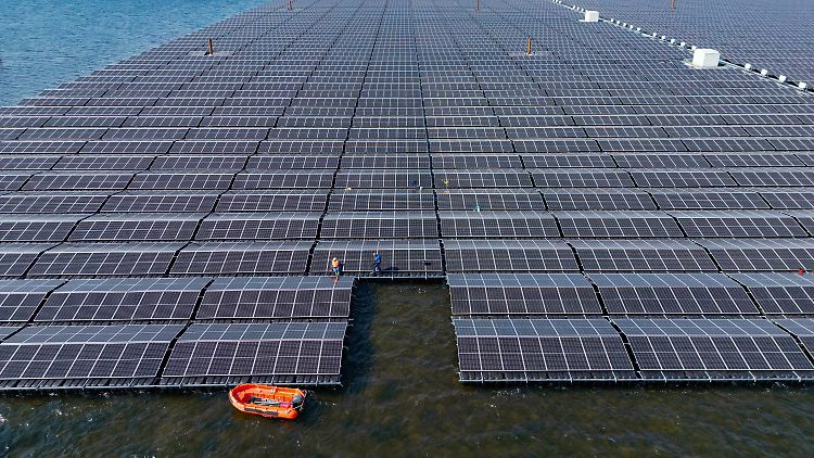 Auf dem Cottbuser Ostsee, einem gefluteten ehemaligen Braunkohletagebau, baut die LEAG eine große Floating-PV-Anlage.