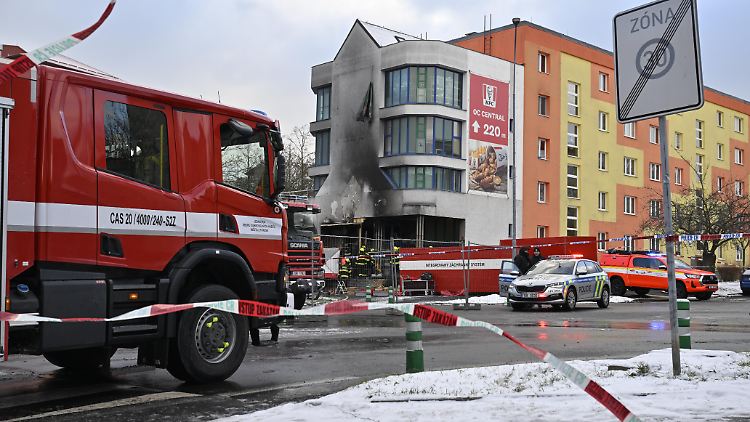 Ein Reporter des öffentlich-rechtlichen Rundfunks berichtete, dass die Gaststätte komplett abgebrannt sei.