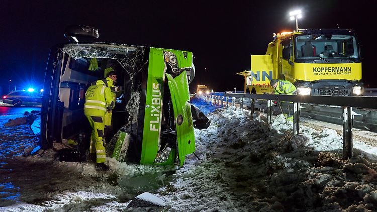 Die Rettungskräfte befreiten die Fahrgäste hauptsächlich durch die geöffnete Frontscheibe des Busses.