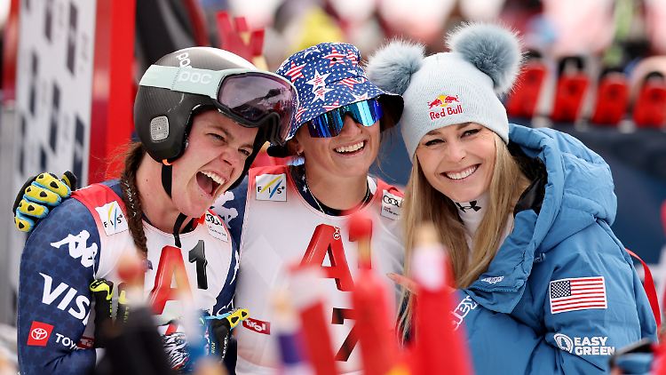 Lindsey Vonn (r.) ist in Partylaune.