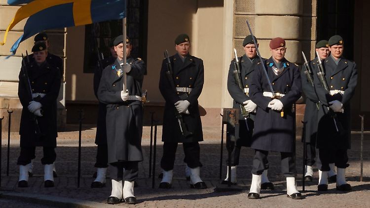 Die Soldaten der Hauptwache am Stockholmer Schloss sind mit automatischen Gewehren ausgestattet, an deren Lauf vorn ein Bajonett angebracht ist. (Archivbild)