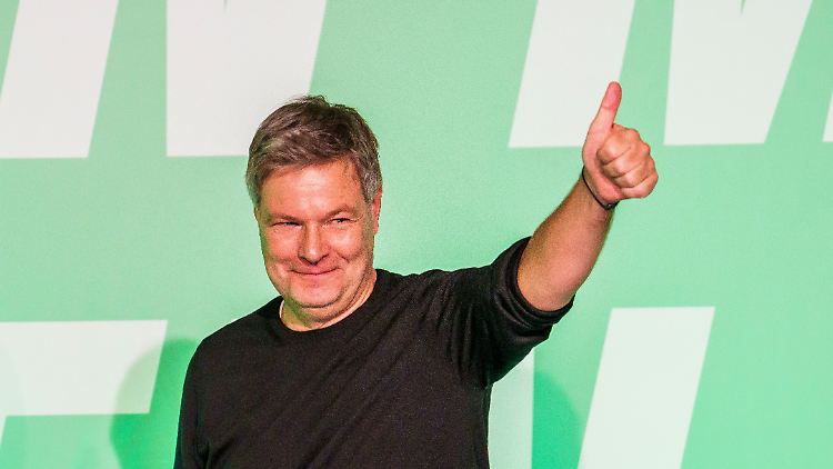 Egal, wie absurd Trumps Aussagen klingen mögen, man müsse den künftigen US-Präsidenten ernst nehmen, sagt Grünen-Co-Chef und Kanzlerkandidat Robert Habeck.