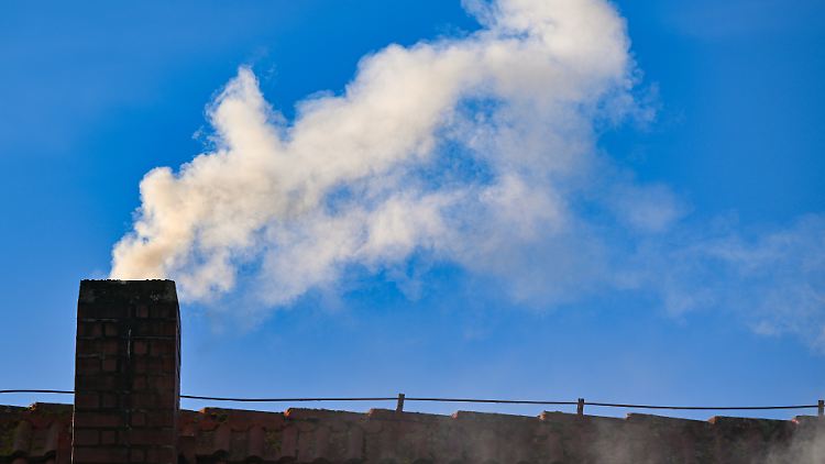 Heizen mit Öl und Gas werde auf jeden Fall teurer, warnt Edenhofer. Darauf müsse man die Menschen vorbereiten.