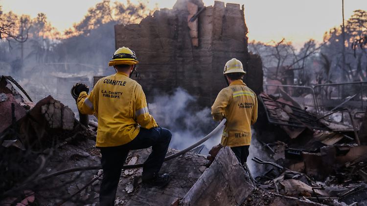 Der mutmaßliche Plünderer hofft wohl, zwischen den echten Feuerwehrleuten (Foto) nicht aufzufallen.