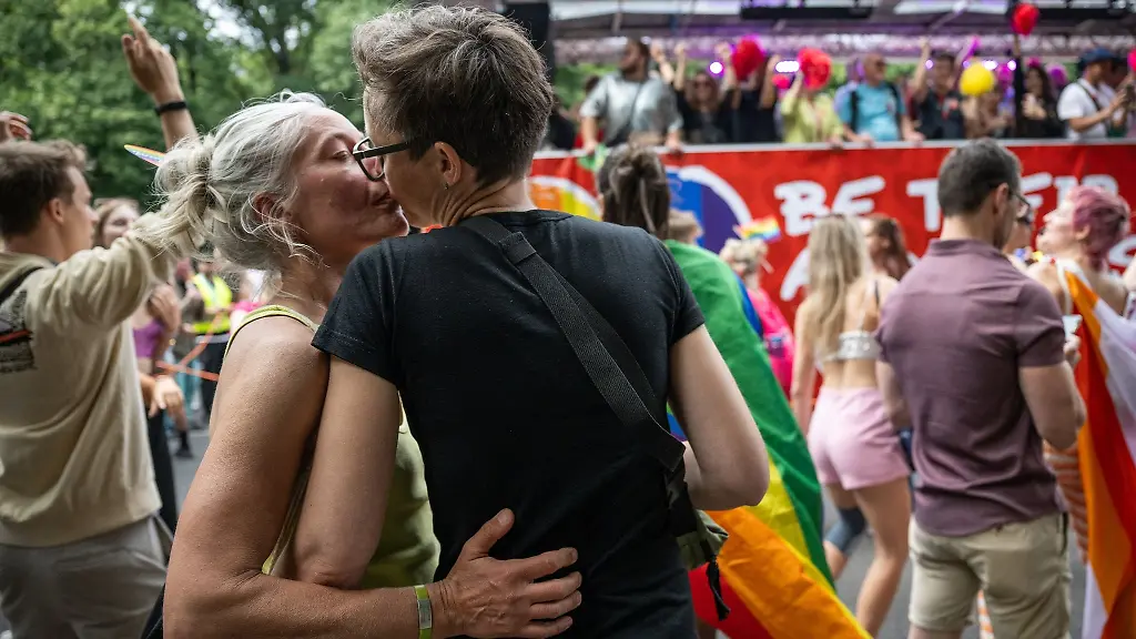 Zwei-Frauen-kuessen-sich-am-Rande-der-Demonstration