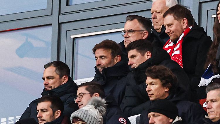 Alle sind sie da: auch Michael Kretschmer. Der zeigte sich oberhalb von Jürgen Klopp.