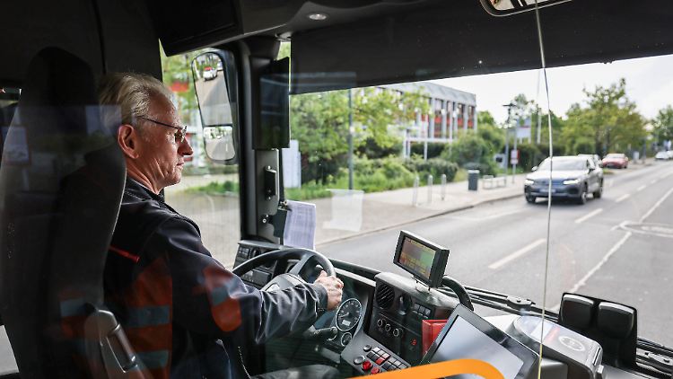 44 Prozent der Fahrerinnen und Fahrer von Bussen und Straßenbahnen waren 2023 mindestens 55 Jahre alt.