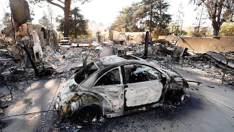 Das Feuer hat im Großraum Los Angeles bislang 12.000 Gebäude vernichtet.