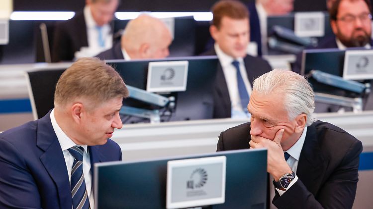 Jetzt frisch sanktioniert: das von Alexander Dyukov (r.) als Vorsitzendem geleitete russische Ölunternehmen Gazprom Neft.