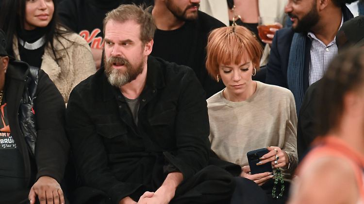 Glück mag anders aussehen, aber auf dem Bild von 2023 soll bei David Harbour und Lily Allen noch alles gut gewesen sein.