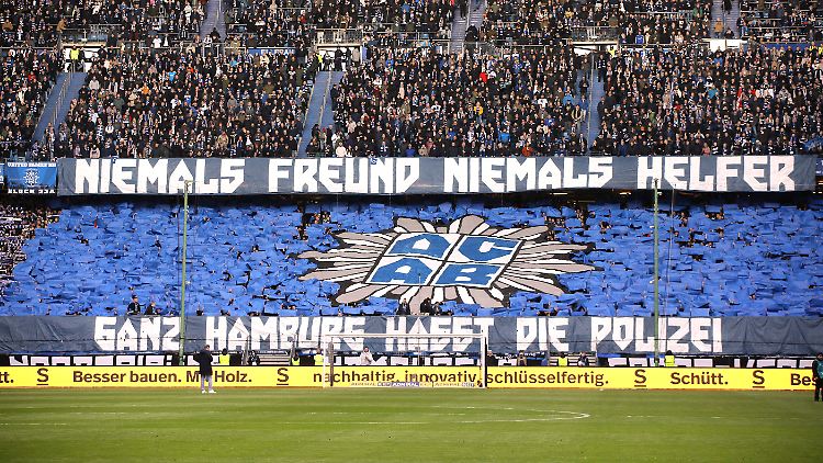 Bremen möchte die Kosten für Polizeieinsätze gerne an die Klubs weitergeben - bei den Fans ist die Polizei und ihr Umgang mit den Fans derweil immer wieder Anlass für massive Kritik.