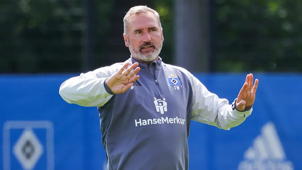 Trainer-Tim-Walter-gibt-Anweisungen-im-Training