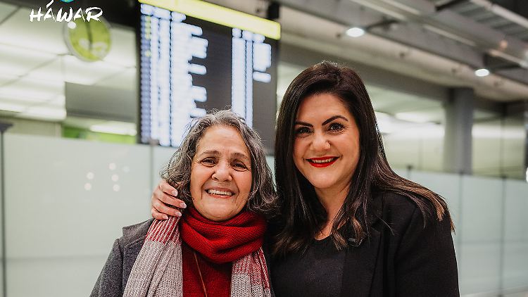 Der Alptraum hat ein Ende: Die Deutsch-Iranerin Nahid Taghavi wird von Tochter Mariam Claren am Köln-Bonner-Flughafen in Empfang genommen. 