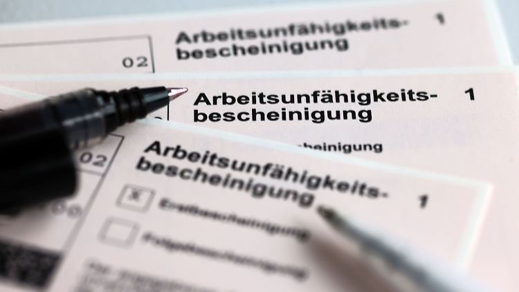 Wer länger krankgeschrieben ist, muss rechtzeitig eine lückenlose Krankschreibung sicherstellen, denn Lücken können den Anspruch auf Krankengeld gefährden.