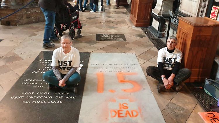 Die Aktivistinnen wollen das Grab nicht beschädigen, sondern so Aufmerksamkeit für den Klimaschutz schaffen.