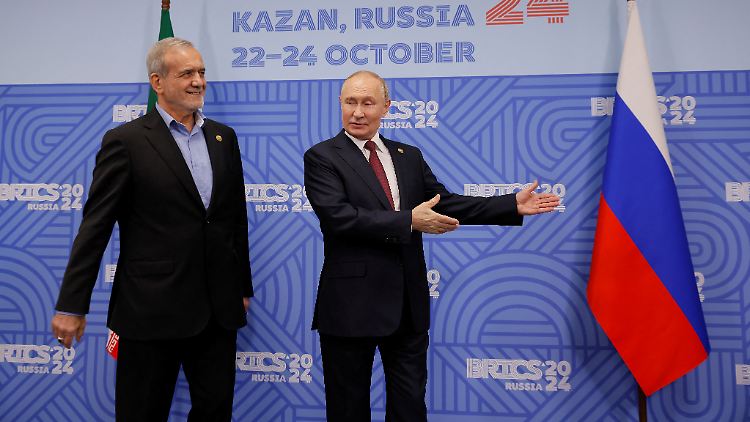 Russlands Staatschef Putin (r.) und Irans Präsident Peseschkian wollen eine umfassende strategische Partnerschaft"" vereinbaren.