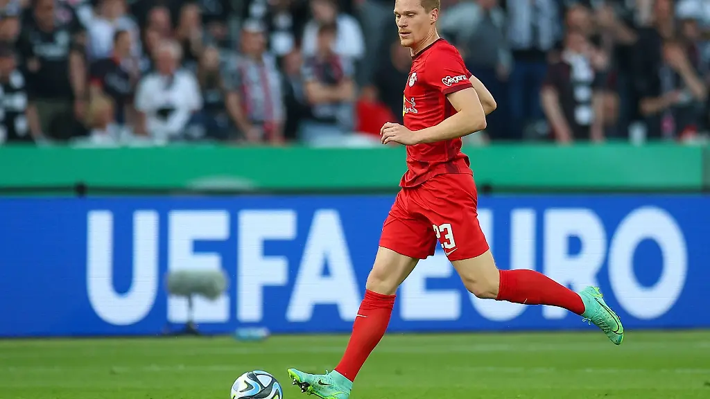 Spieler-Marcel-Halstenberg-am-Ball