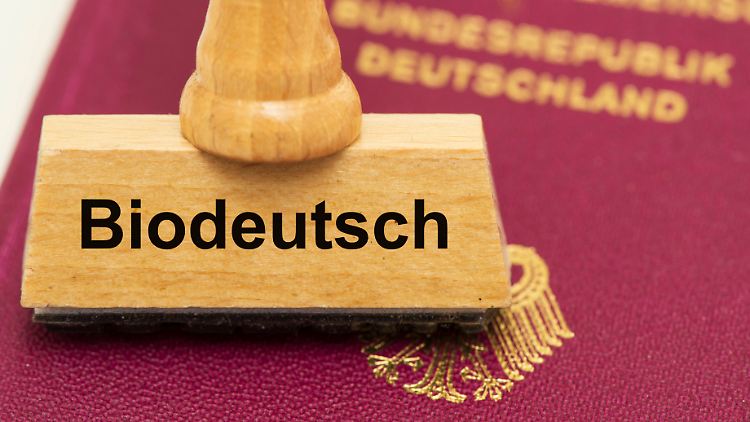 Für das Grundgesetz ist Deutscher, "wer die deutsche Staatsangehörigkeit besitzt". Irgendwelche "biologischen" Voraussetzungen gibt es dort nicht.