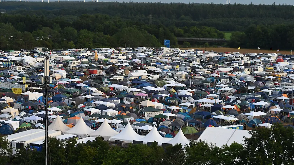 Ein-Blick-auf-den-Zeltplatz-vom-Deichbrand