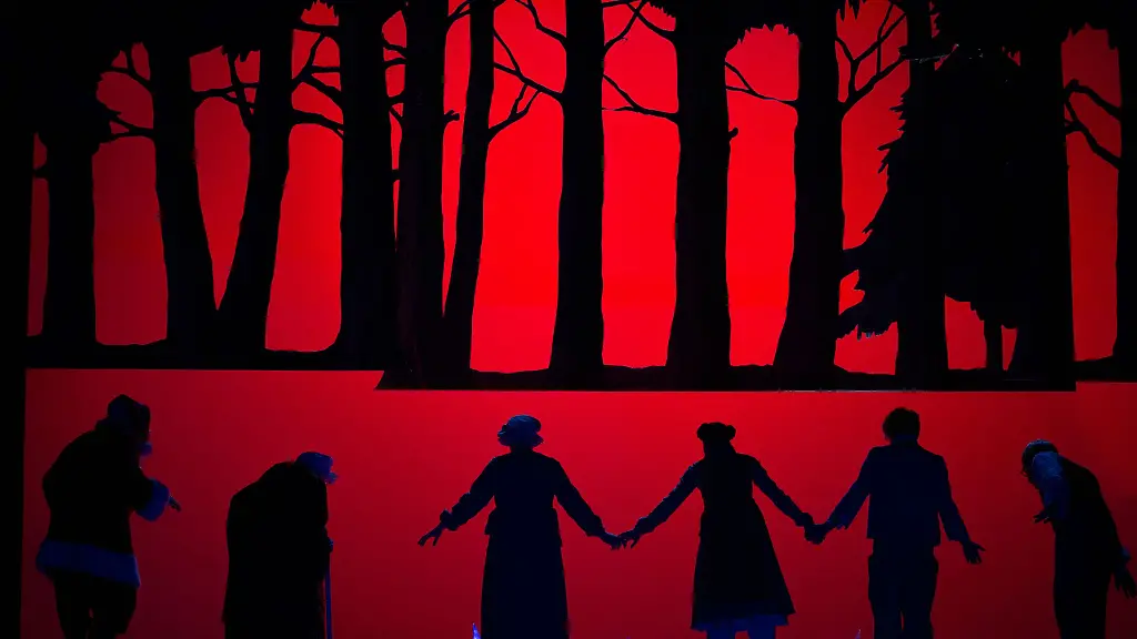 Die-Silhouetten-der-Schauspieler-sind-bei-der-Auffuehrung-Die-Schneekoenigin-am-Mecklenburgischen-Staatstheater-zu-sehen