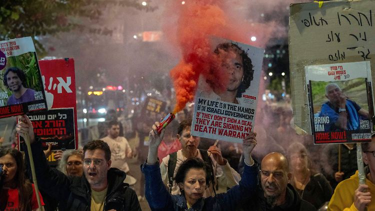 In Tel Aviv gingen zahlreiche Menschen auf die Straße und forderten die Freilassung der Geiseln aus der Gewalt der Hamas. 
