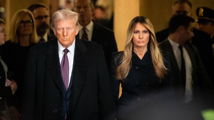 "Ich habe meine eigenen Gedanken": Donald Trump und seine Frau Melania am Sarg des verstorbenen früheren Präsidenten Jimmy Carter. 