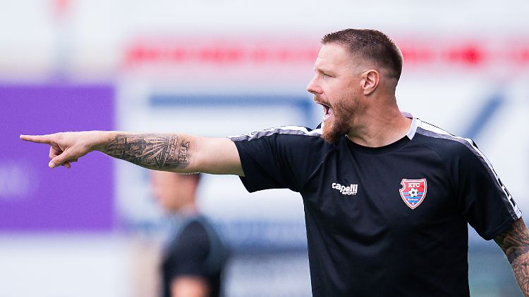 Trainer Rene Lewejohann hat nach Aussage des Vorstands einen viel zu teuren Kader. Dennoch steht das Team kurz vor einem Abstiegsplatz in der Regionalliga West.