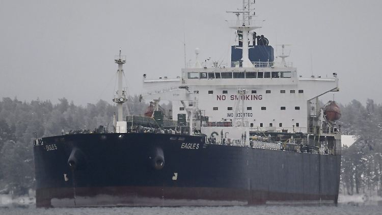 Die auf den Cookinseln registrierte "Eagle S" ankert in einem finnischen Hafen. Der Tanker soll zur russischen Schattenflotte gehören und die Stromverbindung zwischen Finnland und Estland gestört haben.