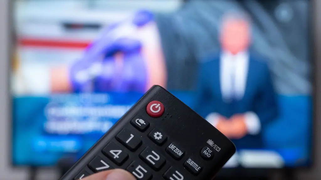 Ein-Mann-haelt-eine-Fernbedienung-vor-einen-Fernseher-auf-dem-die-Tagesschau-laeuft