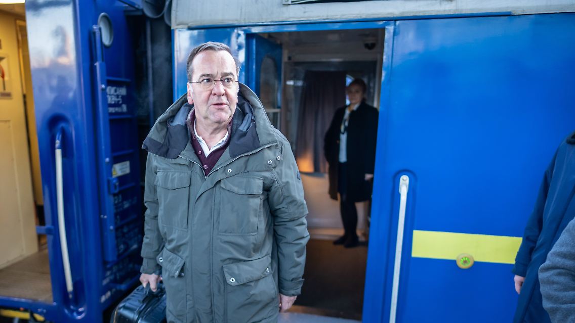 Pistorius kommt am Bahnhof in Kiew an.