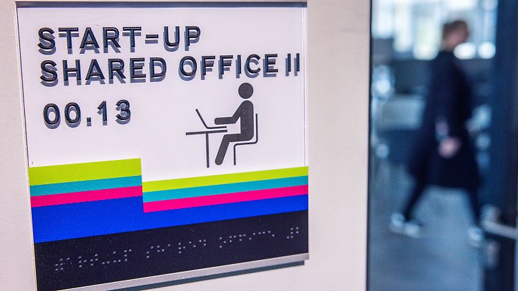 Ein Gemeinschaftsbüro in einem Startup- und Gründungszentrum für die Nutzer.