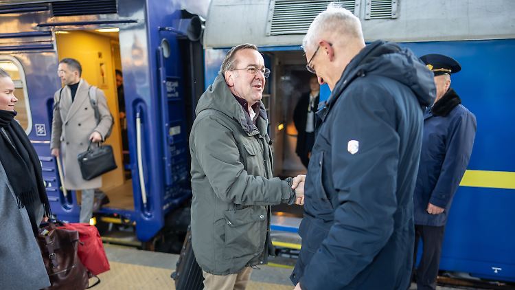 Pistorius wird am Bahnhof in Kiew vom deutschen Botschafter Martin Jäger begrüsst.
