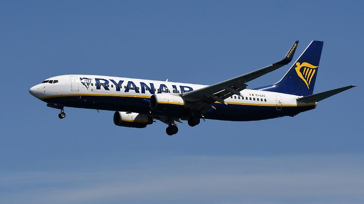 An Bord schränkt Ryanair nach eigenen Angaben den Konsum von Alkohol bereits ein. 