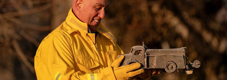 Pedram Salimpour stößt bei dabei auf das verrußte 
Feuerwehrauto seines Sohnes.