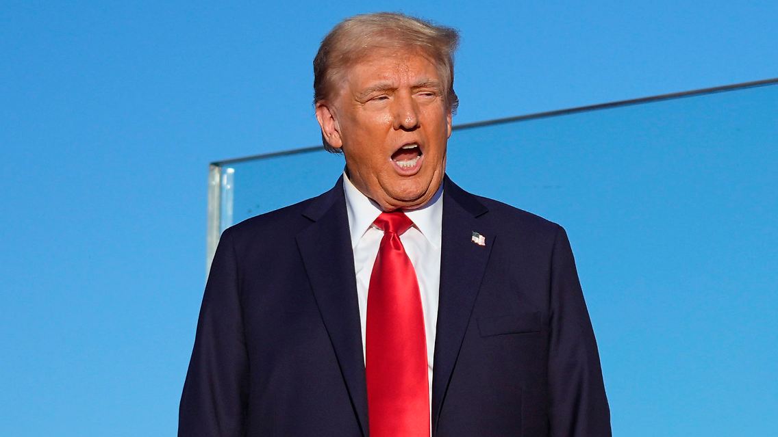 Unmittelbar nach der Veröffentlichung des Berichts wetterte Trump auf Truth Social gegen Smith. "Um Ihnen zu zeigen, wie verzweifelt der geistesgestörte Jack Smith ist, hat er seine gefälschten Ergebnisse um 1 Uhr morgens veröffentlicht."