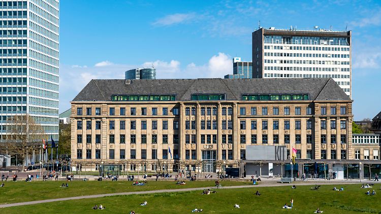Die Staatskanzlei am Rheinufer in Düsseldorf.