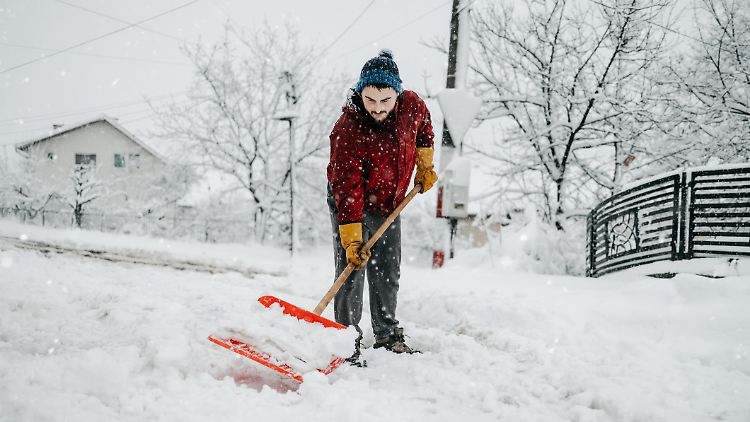 Schneeschieben ist harte Arbeit, mit der richtigen Schaufel wird es etwas leichter.